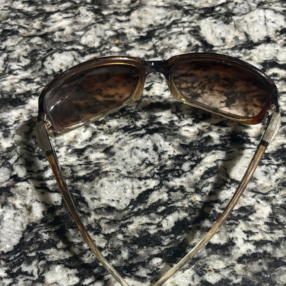 Elegant Tortoise Shell Sunglasses - Picture 2 of 3